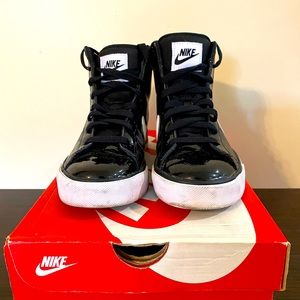 USED Nike B/W Sweet Classic High (W size 6 )